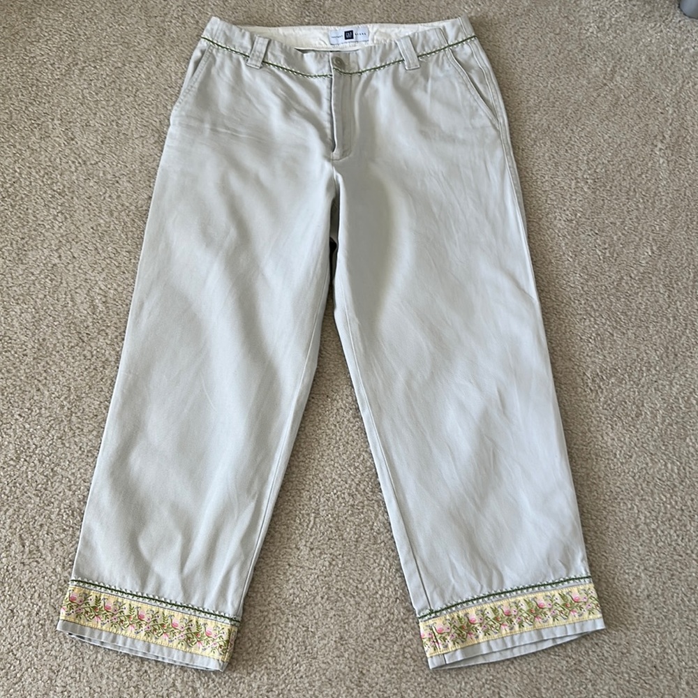 Adorable Low Rise Capris W/  Embellished Waist & Cuffs  Gap Factory Store Size 8